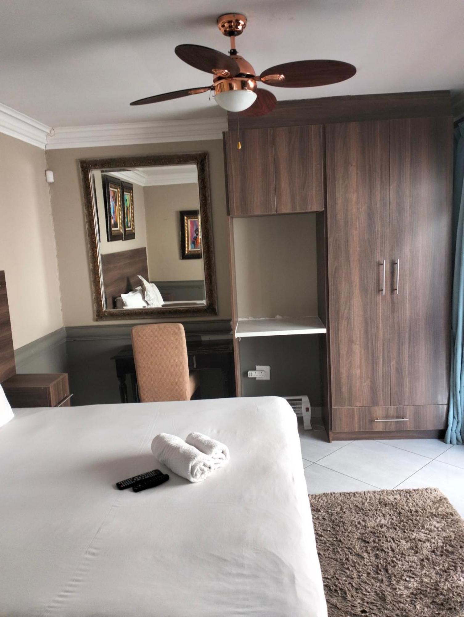 Sunrise Boutique Hotel Witbank Esterno foto