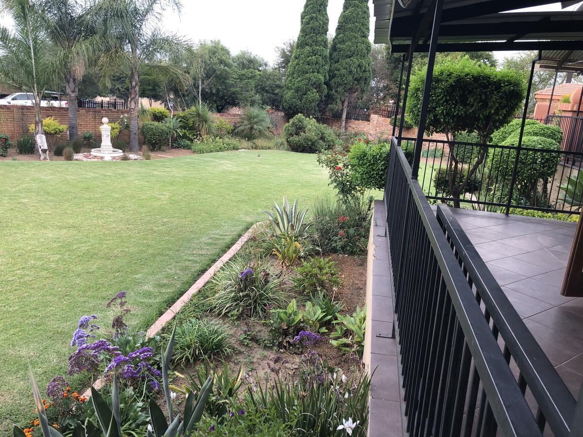 Sunrise Boutique Hotel Witbank Esterno foto