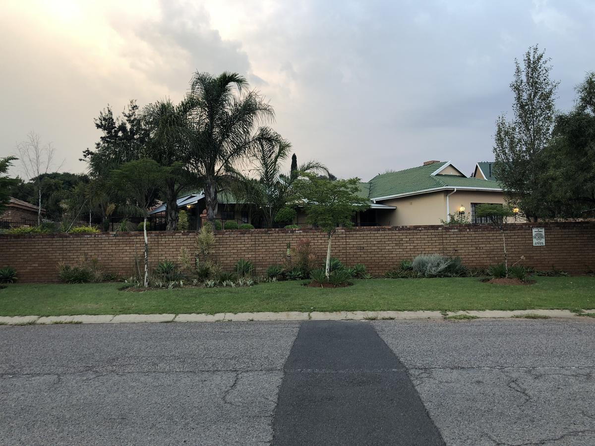 Sunrise Boutique Hotel Witbank Esterno foto