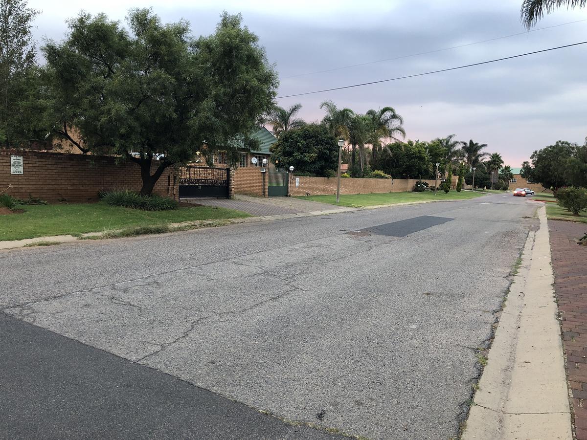 Sunrise Boutique Hotel Witbank Esterno foto