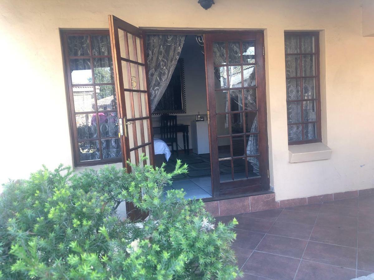 Sunrise Boutique Hotel Witbank Esterno foto