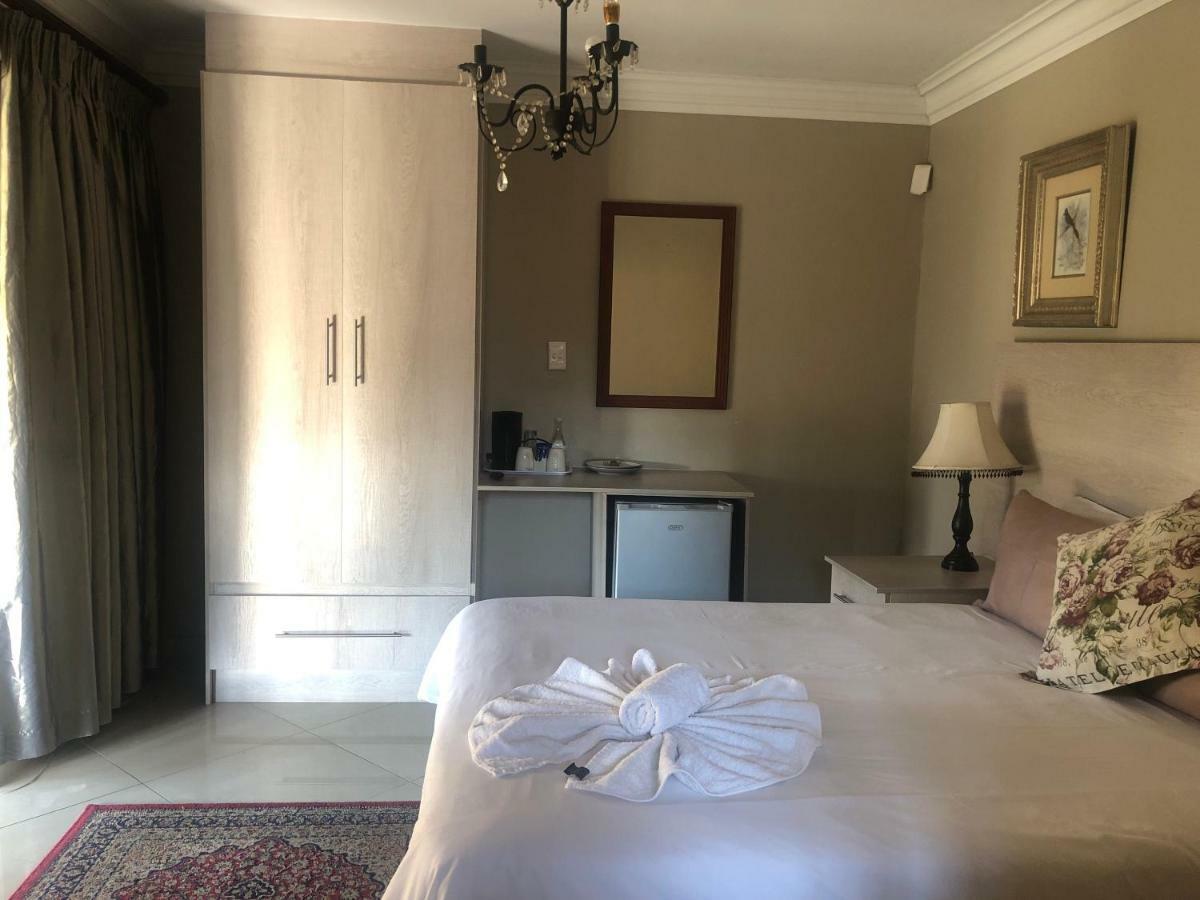 Sunrise Boutique Hotel Witbank Esterno foto